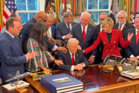 Pastores y líderes religiosos oran por Donald Trump en la Casa Blanca