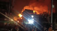 Incendio arrasa con más de 60 establecimientos en Punta Zicatela