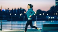 Entrenar de noche no arruina tu sueño: 9 beneficios avalados por la ciencia