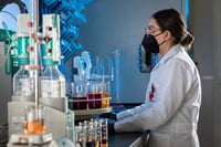 Especialidades con lento ascenso de mujeres. ¿Qué falta para que más médicas las elijan?
