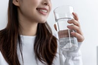 Beber agua antes de comer: el hábito simple que puede mejorar tu salud