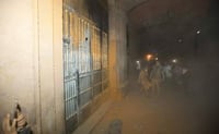 Detienen a nueve hombres por causar destrozos en edificio de Gobierno