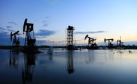 Petróleo cae más de 13% tras señales de fin de guerra en Oriente Medio