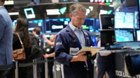 Acciones petroleras caen tras baja del precio del crudo mundial