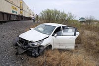 Conductor intenta ganarle el paso al tren y termina embestido en Progreso