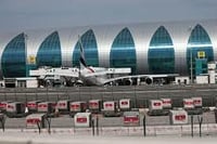 Drones cerca del aeropuerto de Dubái agravan crisis aérea regional