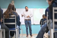 Carlos Villarreal lleva a estudiantes de Monclova ciclo de conferencias