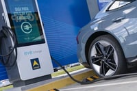 Aumento del combustible impulsa interés por autos eléctricos en EE. UU.