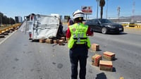 Vuelca camioneta cargada con salsa botanera en Ramos Arizpe