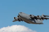 Avión de reabastecimiento de EE. UU. se estrella en Irak, rescate en curso