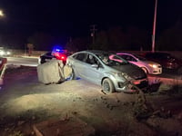 Conductor ebrio trepa camellón y termina detenido en cruce de la 57 de Monclova 