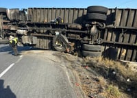 Volcadura de camión en la carretera Monterrey-Monclova moviliza a cuerpos de auxilio 