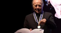 Otorgan doctorado honoris causa a Joan Manuel Serrat