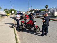 Motociclista derrapa al esquivar a un perro en el Ejército Mexicano de Monclova