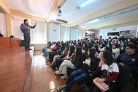 Carlos Villarreal comparte conferencia con estudiantes de la Ladislao Farías
