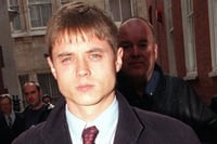 John Alford, actor británico condenado en 2025, es hallado sin vida en prisión