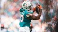 Denver refuerza su ofensiva con el receptor Jaylen Waddle proveniente de Miami