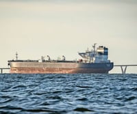 Trump suspende restricciones marítimas para petróleo en EU