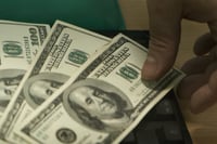 Tipo de cambio sube a 17.84 por dólar este jueves
