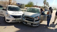 Tres lesionados tras fuerte choque entre taxi y vehículo particular en Monclova