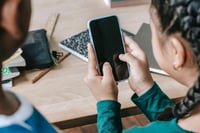 PAN propone prohibir redes sociales a menores de 16 años en México