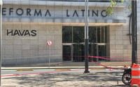 Mujer cae de edificio en Reforma; testigos escucharon discusión