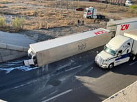 Caos vial tras volcadura de tráiler cargado con lácteos en Ramos Arizpe