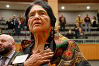 Dolores Huerta admite que calló abusos de César Chávez por décadas
