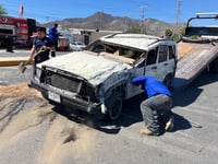 Exceso de velocidad provoca choque y volcadura en la avenida Sidermex