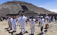 Cientos de turistas reciben la primavera en Teotihuacán