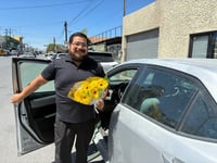 Parejas celebran la primavera con flores amarillas en Monclova