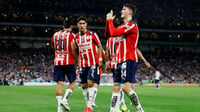 Chivas sufre pero vence a Rayados en un partido con penal fallado en el último minuto