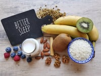 Qué alimentos ayudan a dormir mejor, según expertos en nutrición