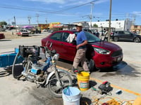 Lanza lavado de autos en Sabinas desde su moto
