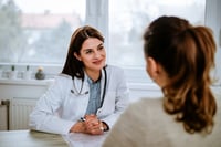 Las mujeres tienen menos probabilidades de recibir un tratamiento adecuado en urgencias cardiológicas