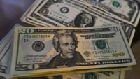 Dólar cae tras pausa de ataques de Trump a Irán