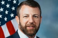 Senado de EU confirma a Markwayne Mullin como secretario de Seguridad Nacional