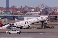 Identifican a pilotos fallecidos en choque de avión y camión en LaGuardia