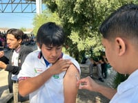 Brigada de salud beneficia a alumnos de preparatoria en Agujita