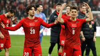 Ferdi Kadıoglu anota el gol que mantiene vivo el sueño mundialista de Turquía