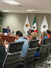 Cuestionan vestimenta del alcalde durante sesión de Cabildo en Piedras Negras