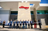 Manolo Jiménez Salinas y Román Alberto Cepeda González inauguran instalaciones de Flowserve GTEC en Torreón