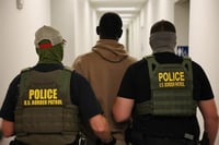 ICE usó autorización falsa para arrestos en tribunales: reporte