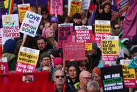 Miles marchan en Londres contra la extrema derecha