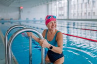 Natación después de los 40: El deporte definitivo para proteger corazón y mente