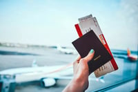 Aerolíneas elevan tarifas por alta demanda y costos del combustible
