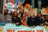 Robert De Niro lidera protesta contra Trump en Nueva York