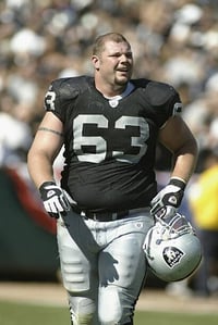 Muere Barret Robbins, histórico centro de Raiders