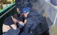 Policías evitan que hombre salte de un puente vehicular