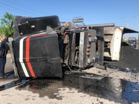Volcadura de tráiler deja una persona lesionada en carretera Rosita-Múzquiz